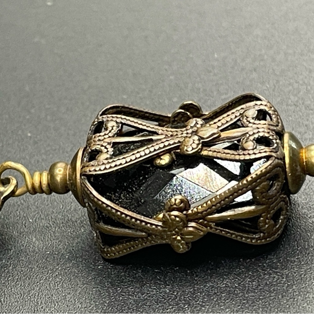 Elegant Black and Gold Pendant Necklace - Picture 6 of 12
